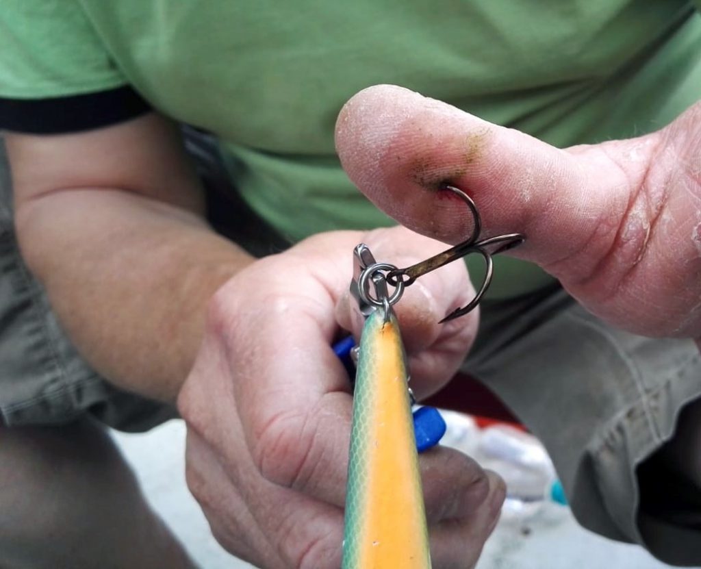 Haken im Finger Angeln Trolling in Schweden Haken aus dem Finger entfernen